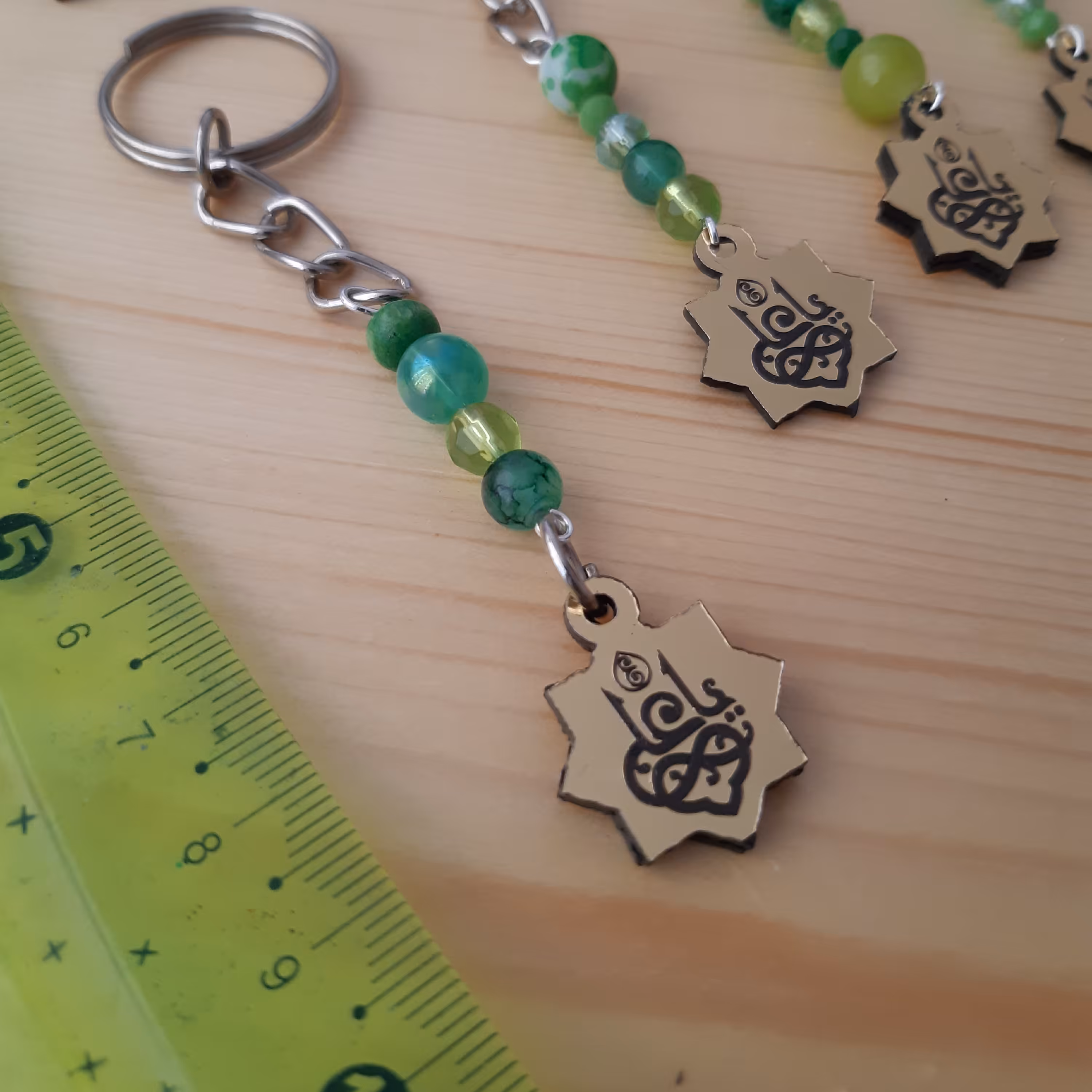 جاکلیدی گیفت غدیر. جاسوییچی هدیه عید غدیر. با پلاک دو طرفه یا علی و مهره های سبز مختلف (سنگ یا کریستال یا مروارید)