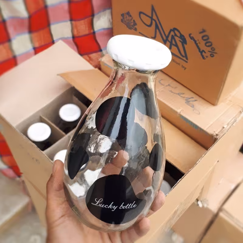 بطری شیر طرح کامبوجی
درب سفید
جلوگیری از نفوذ هوا به داخل آن تا بوی یخچال را به مایع داخل انتقال ندهد
