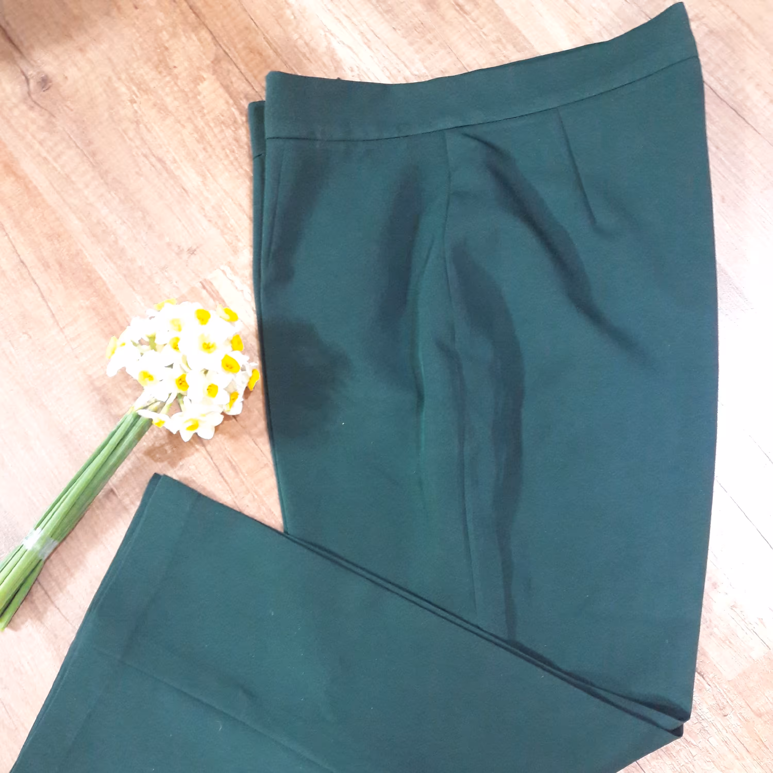 شلوار مازراتی زنانه.فقط یک عدد رنگ سبز  و سایز 46 موجود است .اندازه های کامل را در توضیحات تکمیلی ببینید 