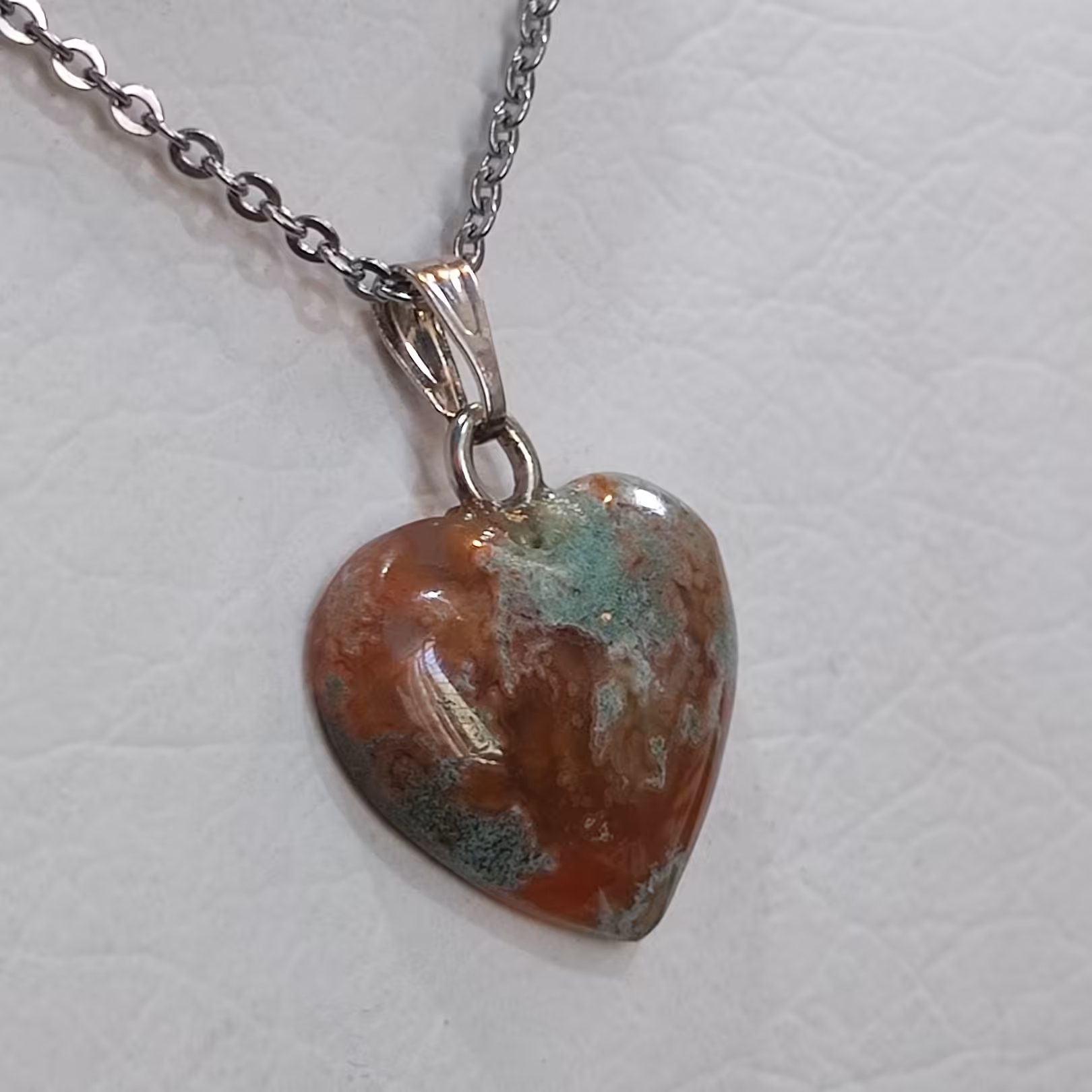 گردنبند  قلب سنگ عقیق خزه ای  با زنجیر استیل سفید رنگ ثابت