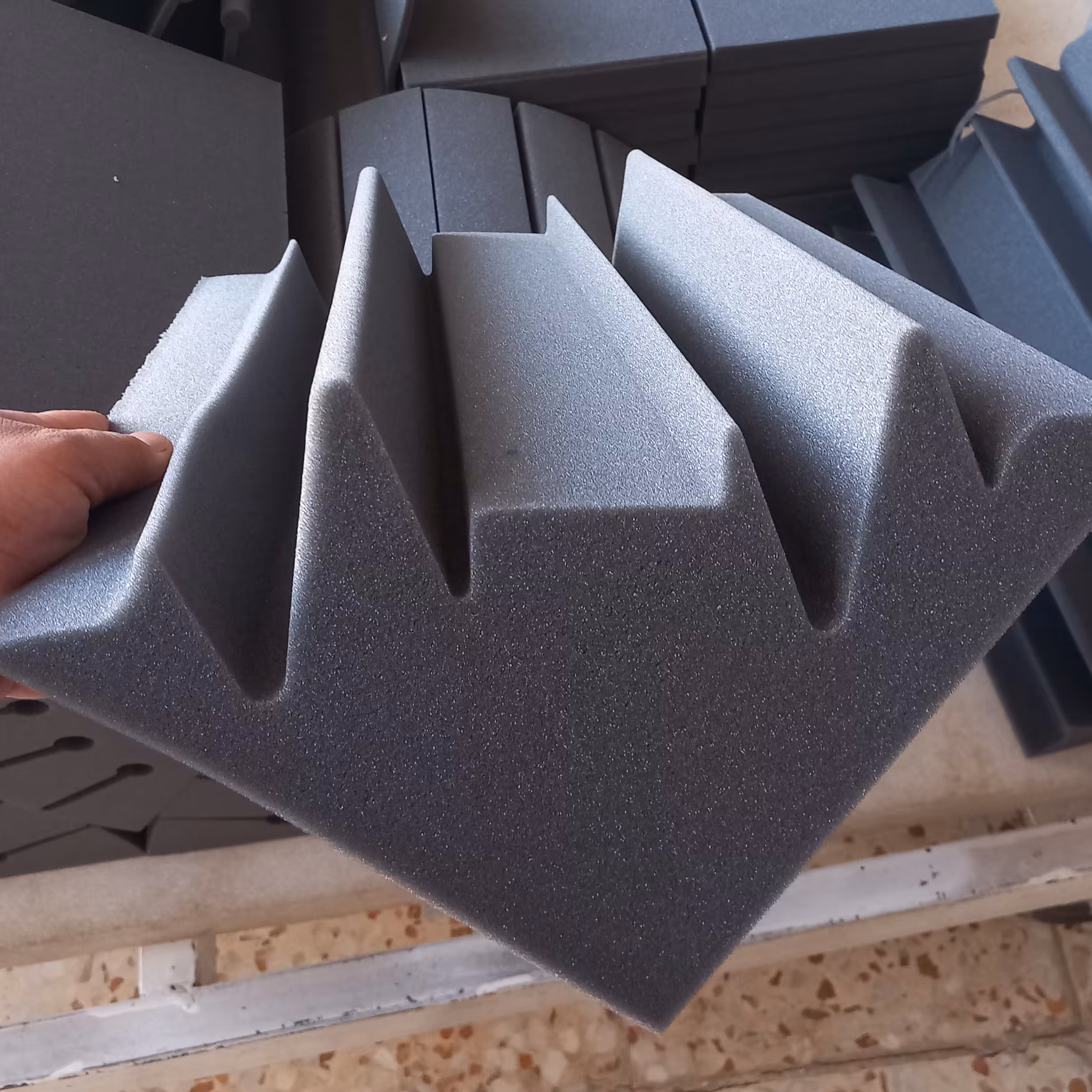 نام محصول (شاترز) در دو دانسیته مختلف 30کیلویی و 17کیلویی عایق صداموجوداست.