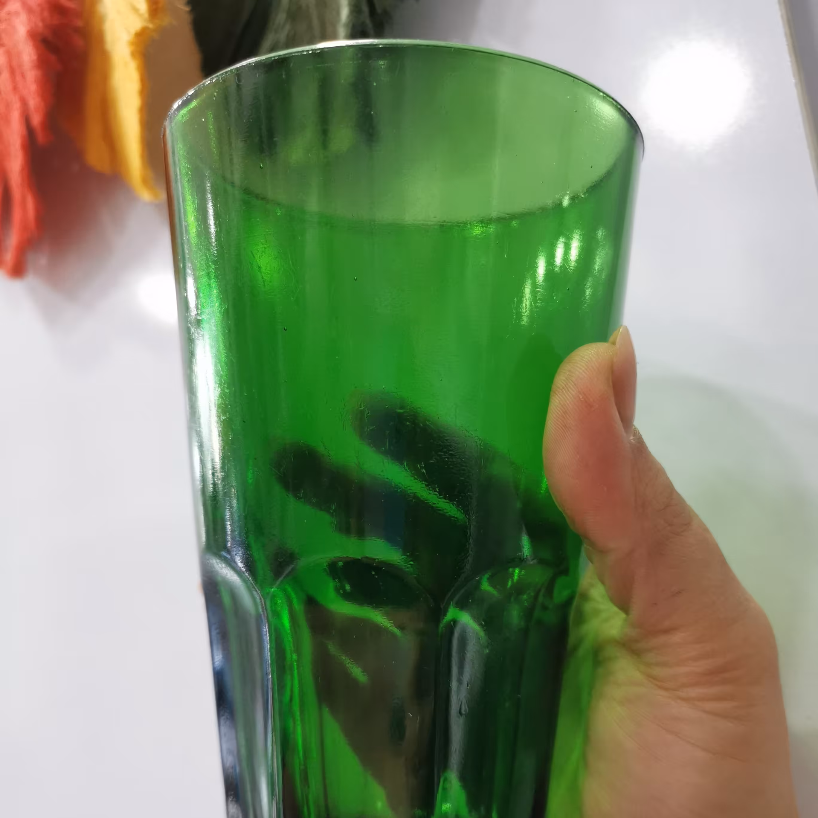 لیوان دوغ خوری بلور سبز. در کنار تنگ بلور سبز یه کار خاص و نوستالژیک میشه.