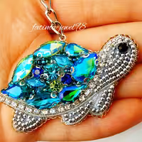 جاسوئیچی جواهردوزی با طرح لاک‌پشت با سنگهای سبز آبی زیبا