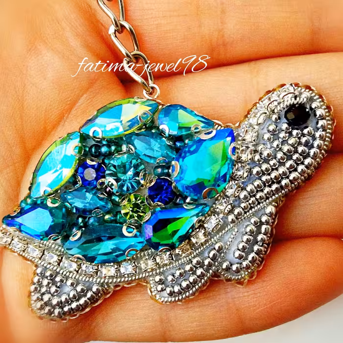 جاسوئیچی جواهردوزی با طرح لاک‌پشت با سنگهای سبز آبی زیبا