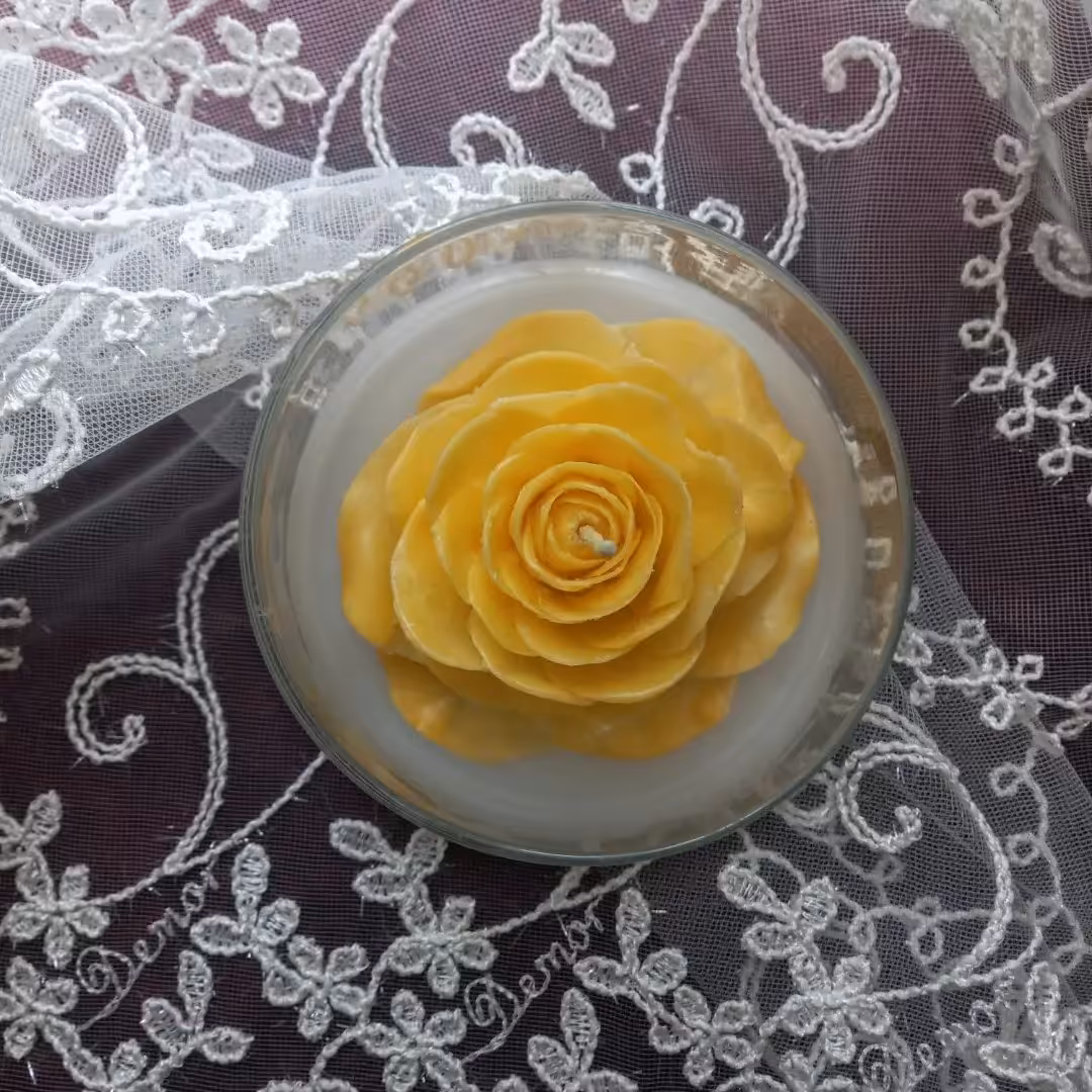 شمع گل زرد با پیاله بسیار خوش‌رنگ کاملاً دست ساز  ( مناسب برای هفت‌سین و دکوری )  