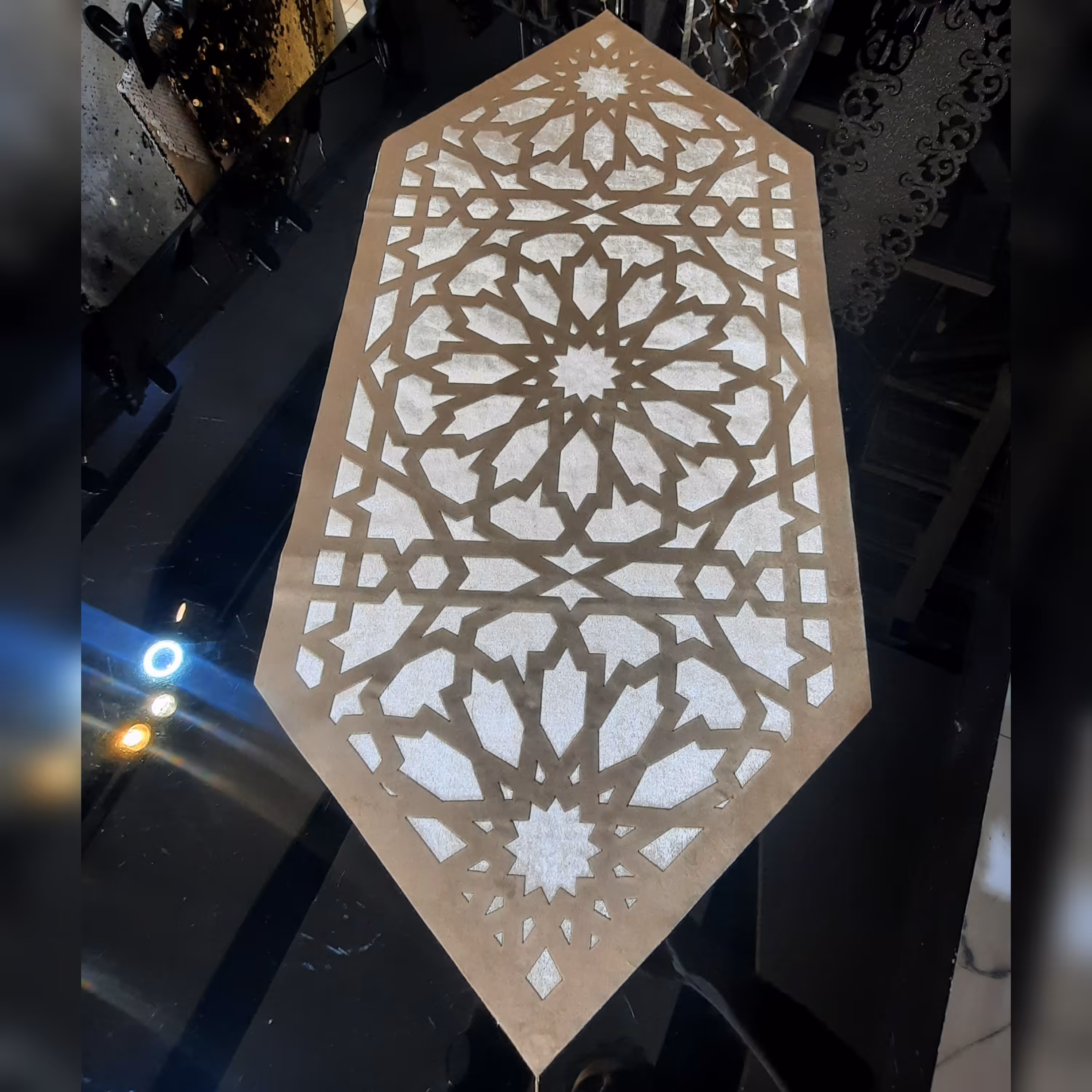 رومیزی جلومبلی مخمل دوبل منگوله دار رنگ کرم نسکافه ای سایز 90در40