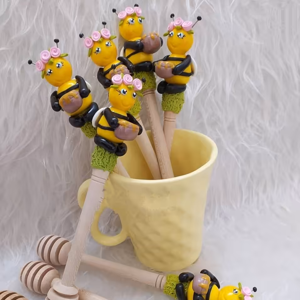 قاشق عسل طرح زنبور عسل به دست