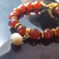 دستبند سنگ عقیق قرمز  مروارید اصل همراه با یراق استیل رنگ ثابت کد 560