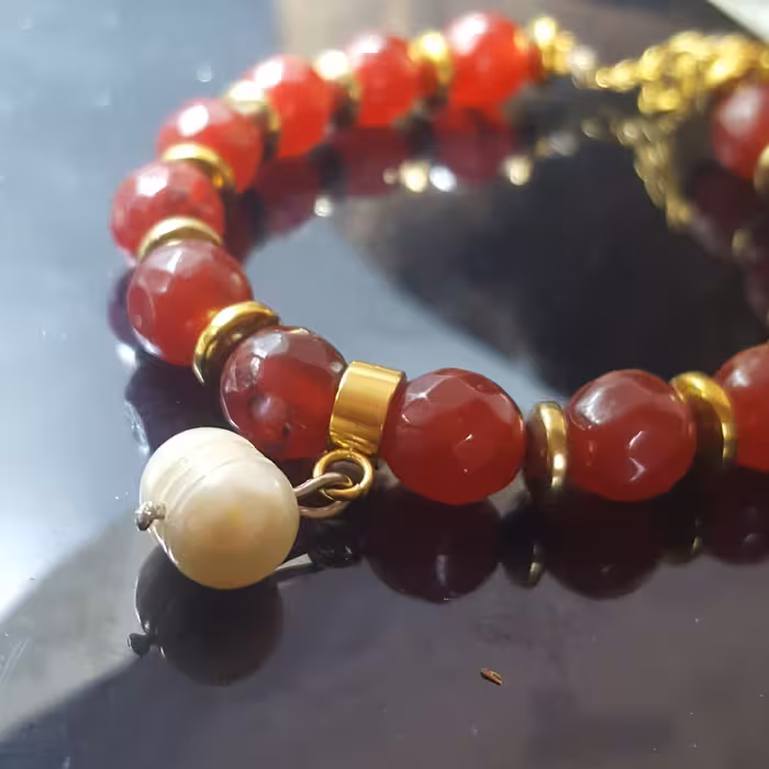 دستبند سنگ عقیق قرمز  مروارید اصل همراه با یراق استیل رنگ ثابت کد 560