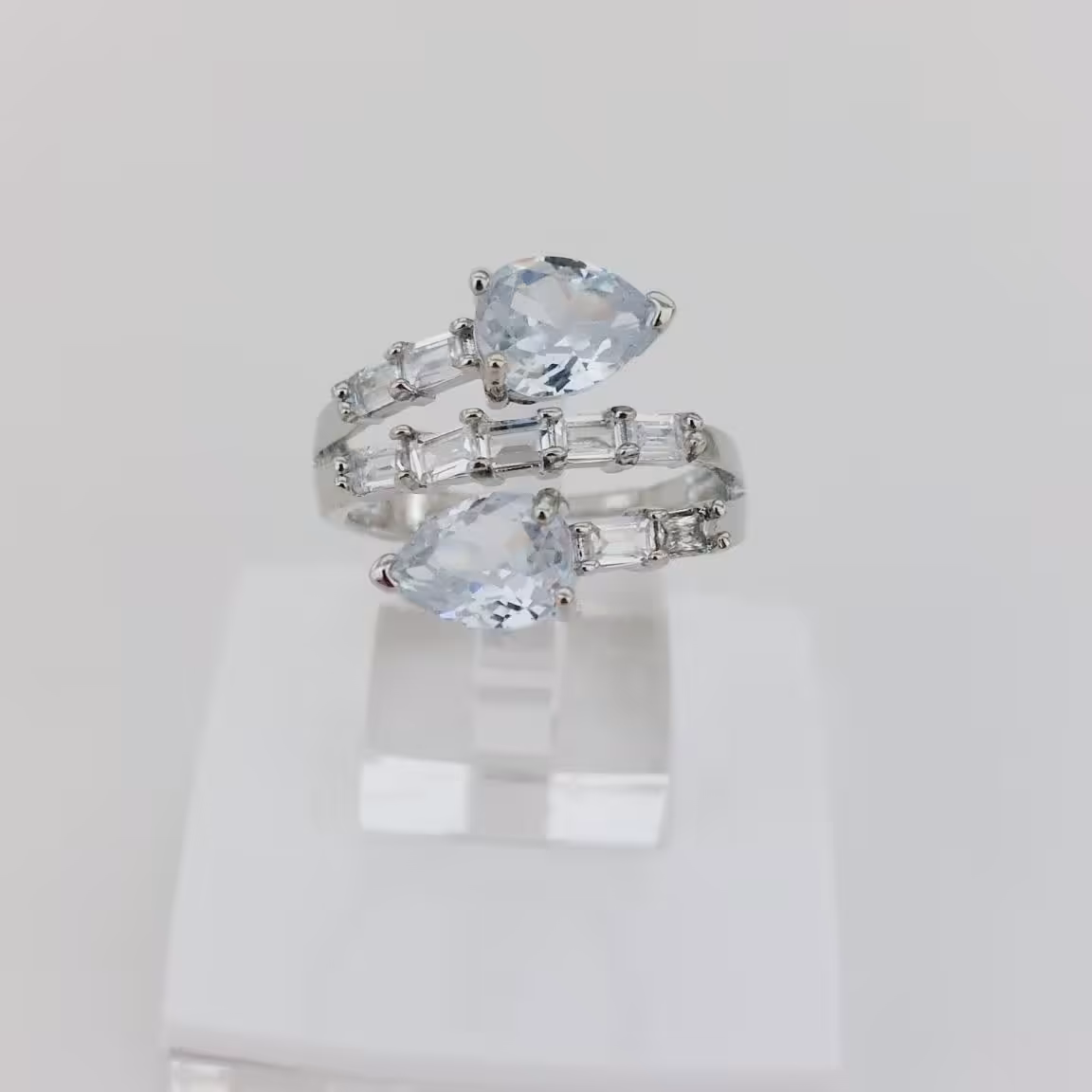 انگشتر کد10383طرح جواهر.نگین اتمی.آبکاری طلا.سایزبندی کامل.رنگ ثابت.ضدحساسیت