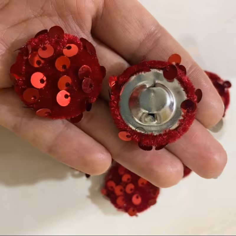 دکمه مدل مخمل پولکی رنگ قرمز  قطر 3 سانتی متر