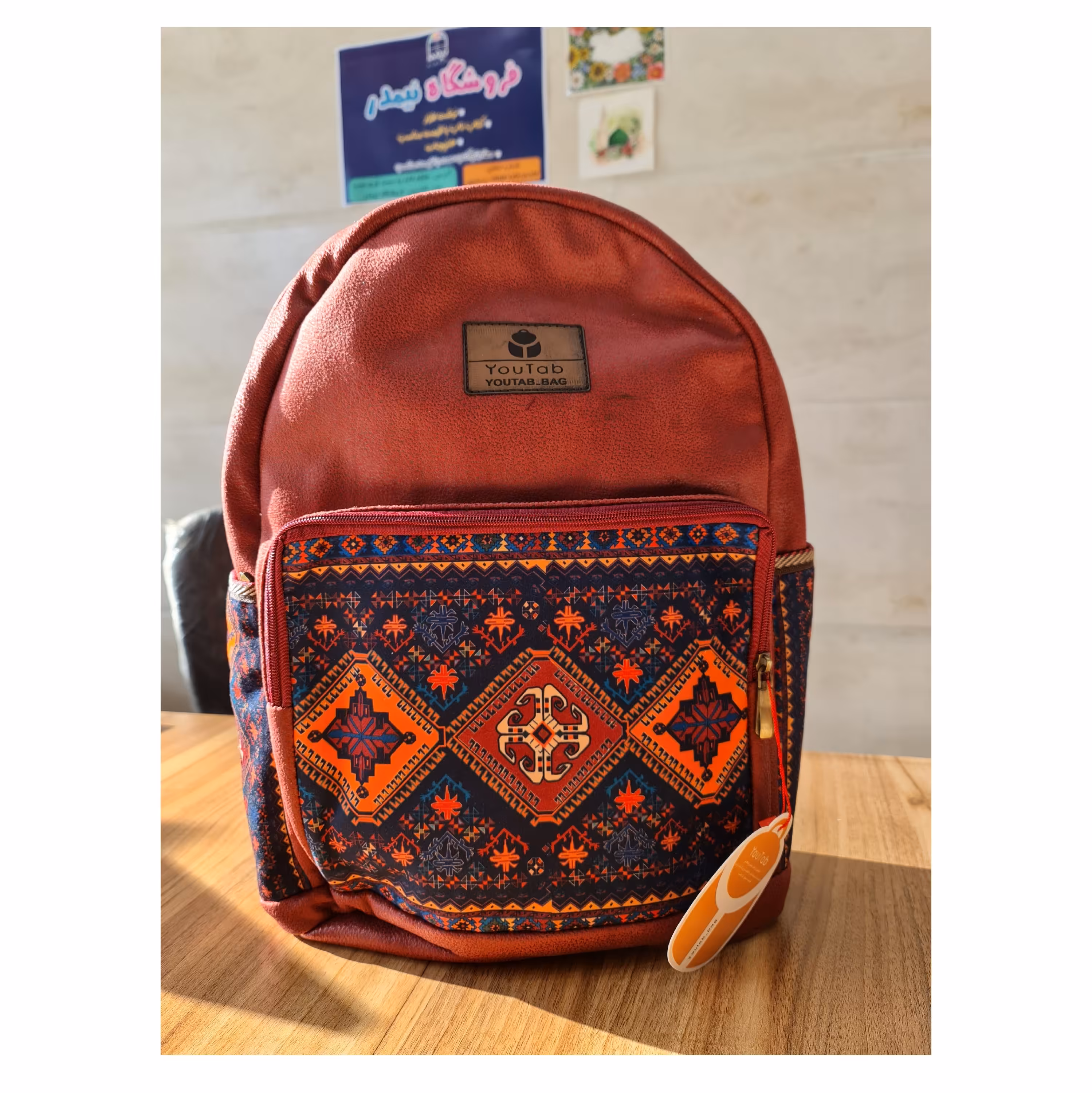 کیف کوله پشتی یوتاب. مدل سنتی. جنس بیرونی پارچه میکرو و داخل کیف چرم مصنوعی. رنگ زرشکی 