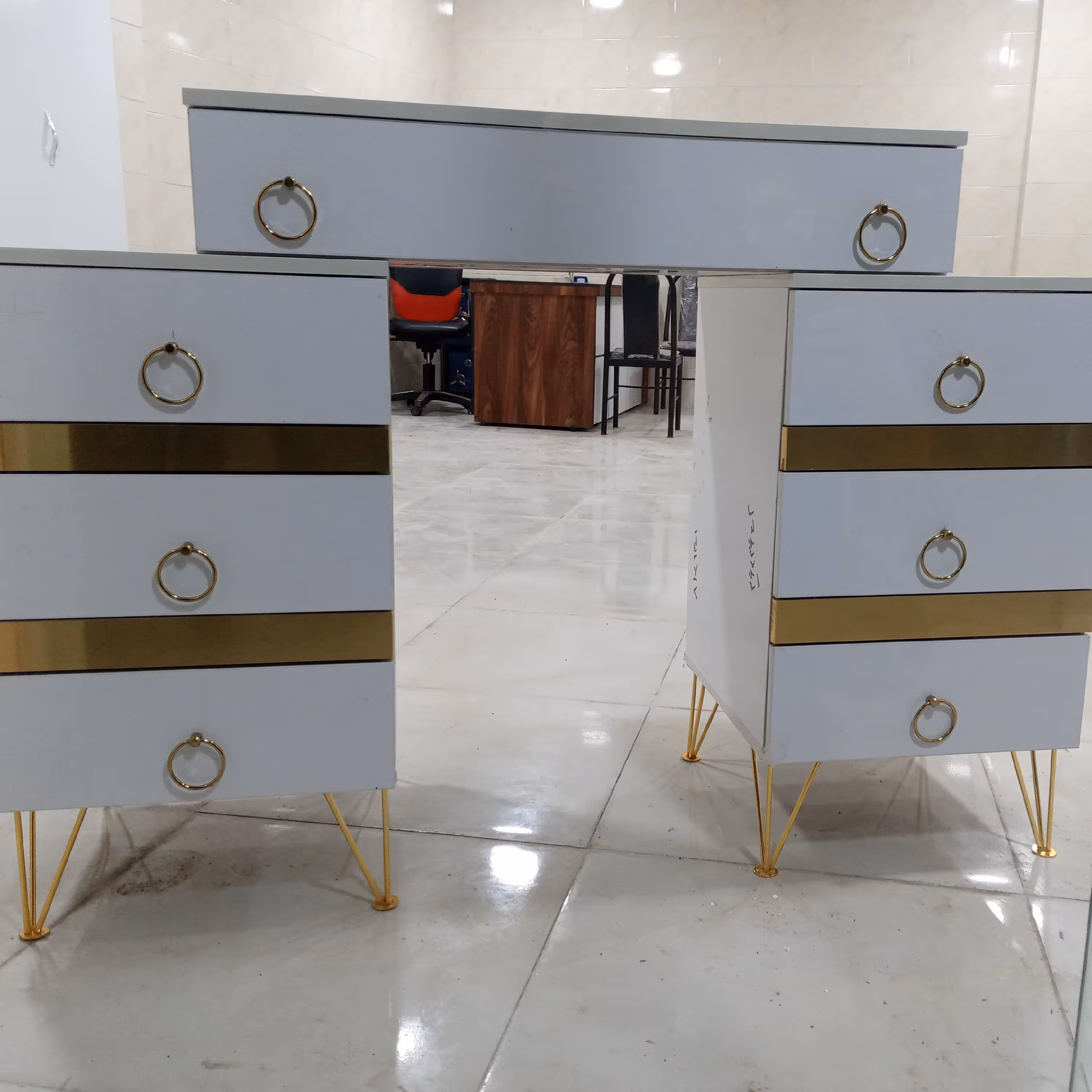 میز ارایش 3تیکه .ایینه دار باریل ساچمه ای در رنگ سفید وگردوی