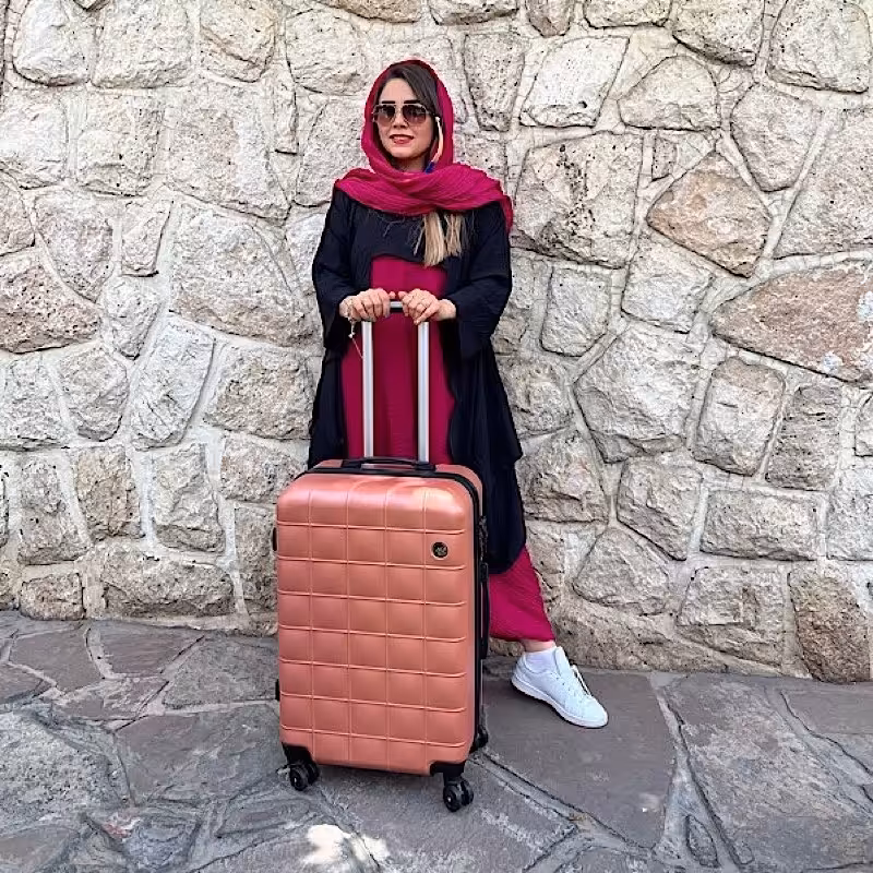 چمدان سایز متوسط 24 اینچ رزگلد اوماسو با کاور 