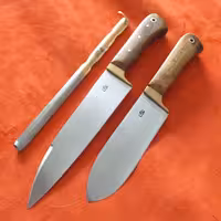 چاقوی زنجان چاقو زنجان چاقو ست سه عددی چاقوقصابی و چاقو سلاخی استاد غلامی درجه یک  همراه با مصقل تیزکن فولاد فنر دست ساز