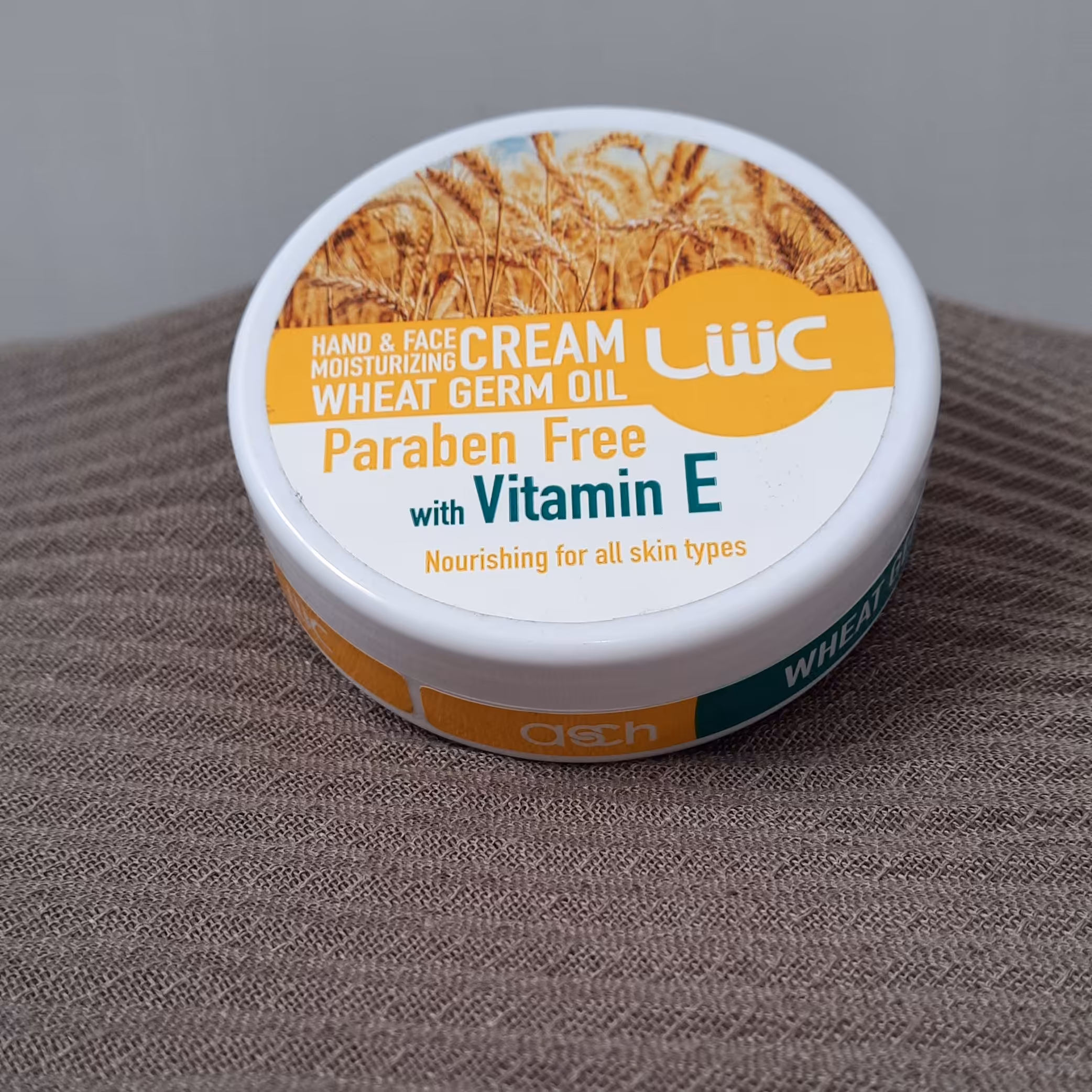 کرم مرطوب کننده دست وصورت کاسه ای  عش 