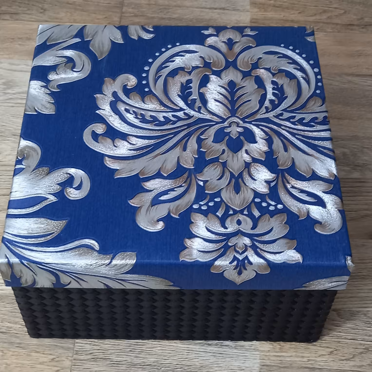 جعبه کادویی  مشکی با درب طرح دار 