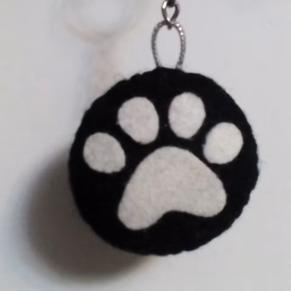 جا کلیدی نمدی پنگولی  به همراه زنجیر و حلقه اتصال نمدی دست دوز