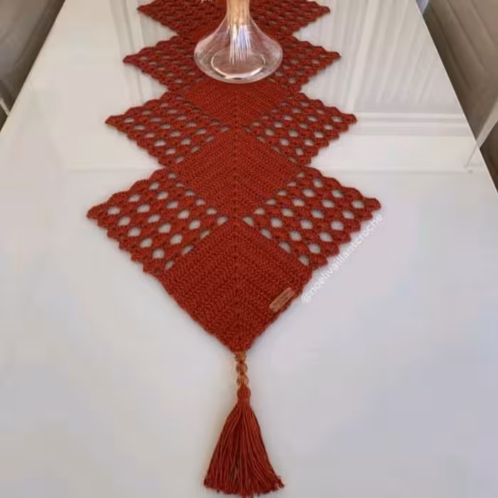 رانر رومیزی قلاب بافی  منگوله دار