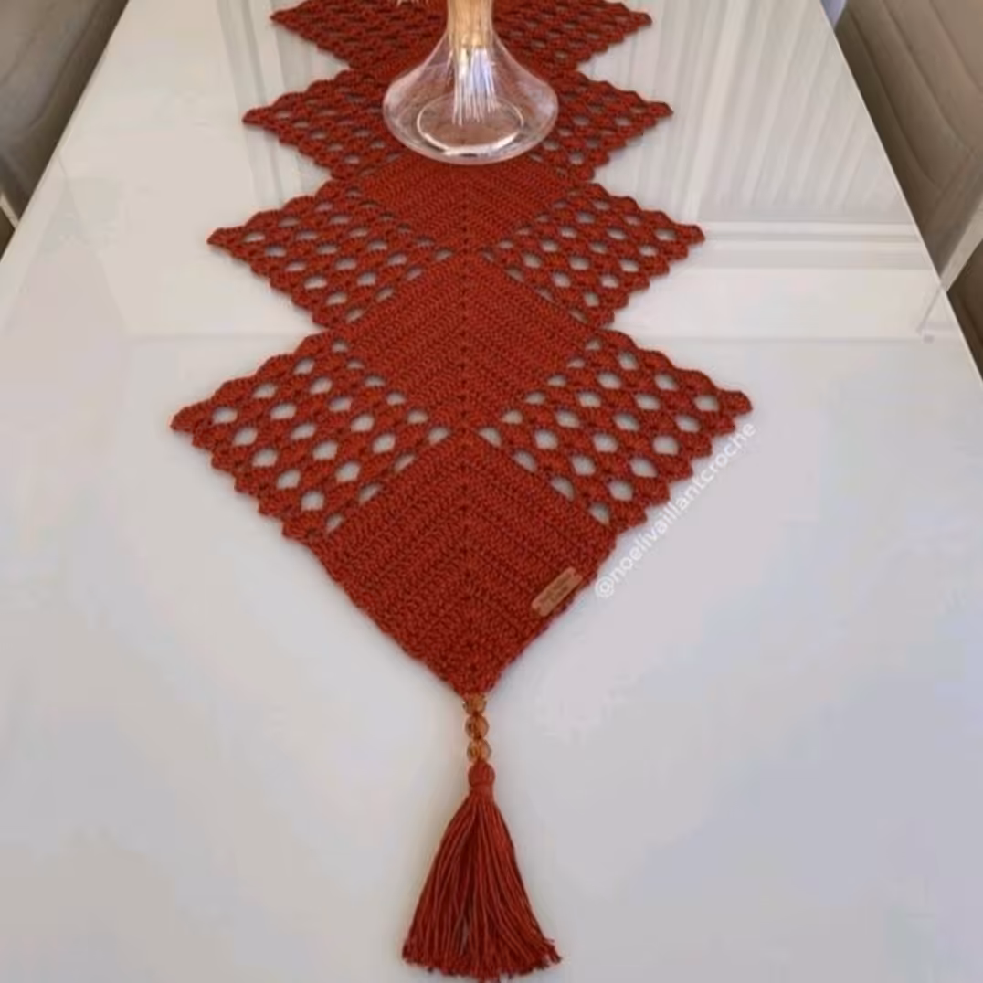 رانر رومیزی قلاب بافی  منگوله دار