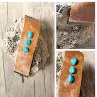 دستبند چرم اصل  دستساز با سنگ فیروزه هندی دوخته شده با نخ ابریشم با گیره و  زنجیر برنزی و قفل طوطی سایز قابل تنظیم 