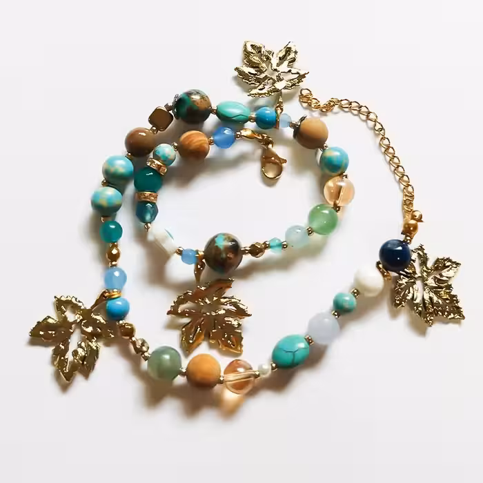 دستبند سنگی دو دور مدل سها ساخته شده از سنگ های ارگانیک و پرانرژی و برگ طلایی