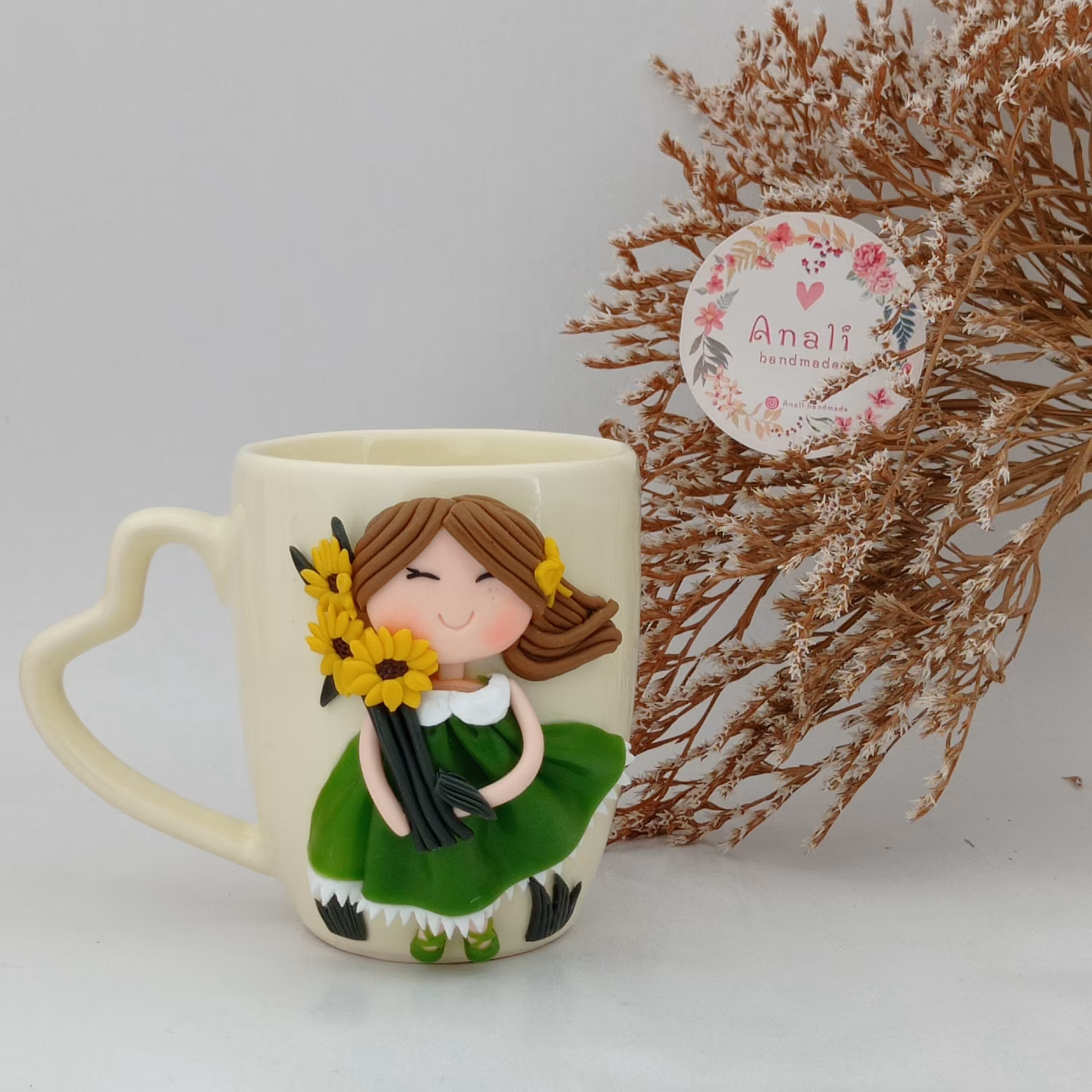 ماگ عروسکی ،سرامیکی،طرح برجسته،دسته قلبی