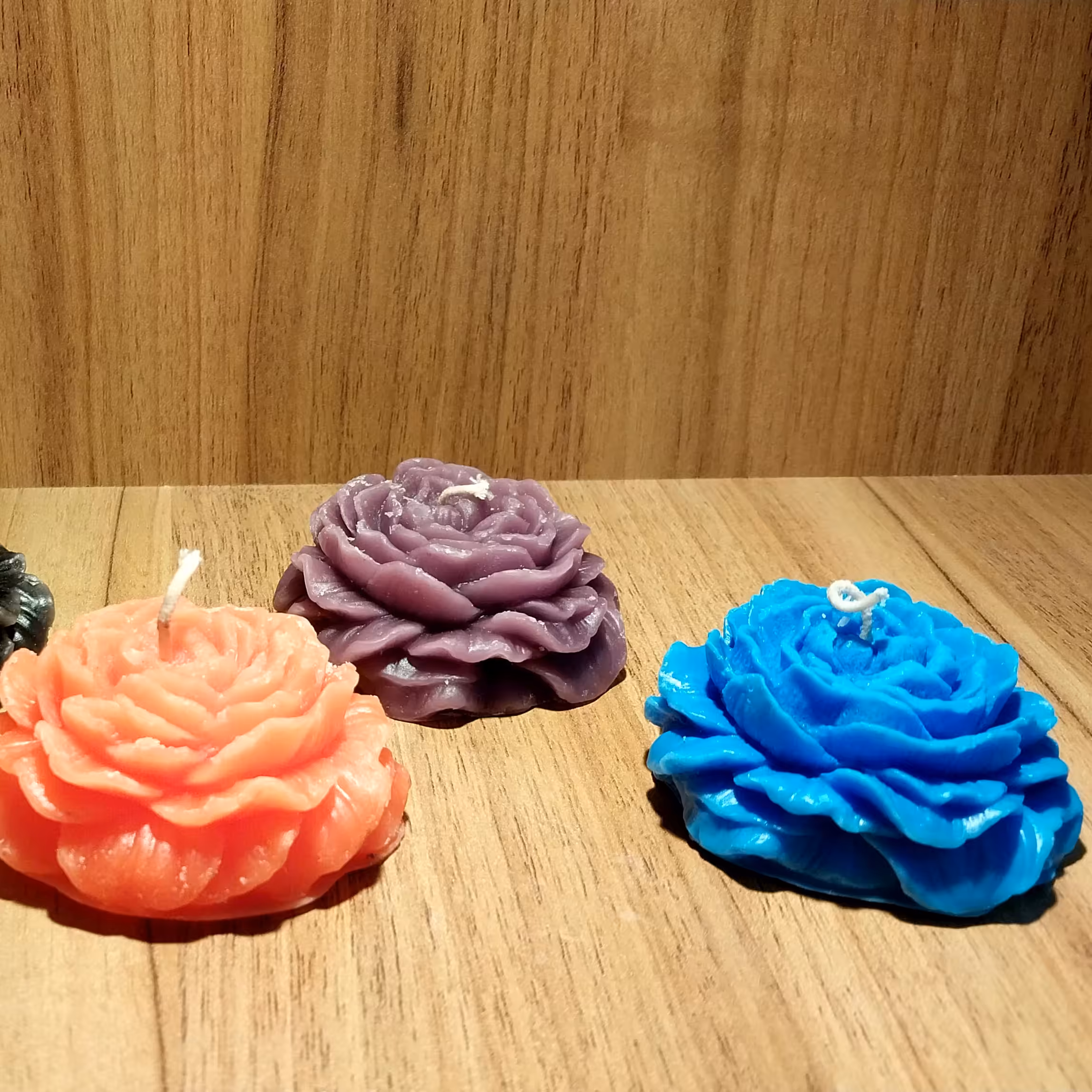 شمع دستساز  گل آلاله در 6 رنگ متنوع زیبا در رنگ های سبز و صورتی و قرمز و مشکی و بنفش و آبی 