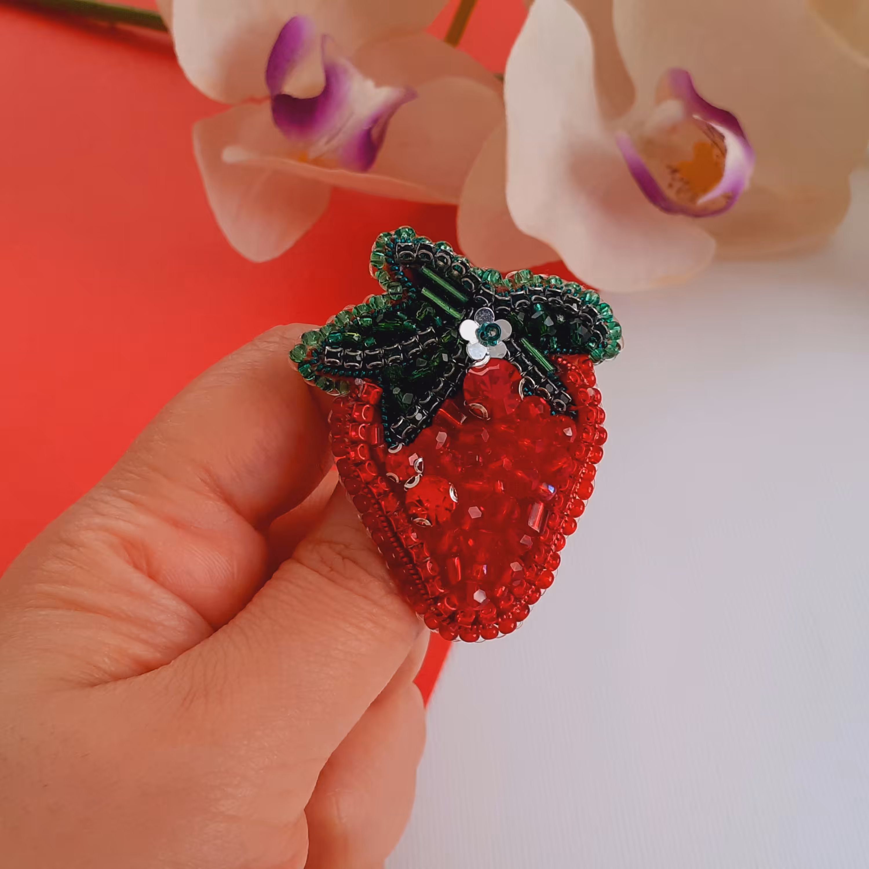 گل سینه جواهردوزی توت فرنگی