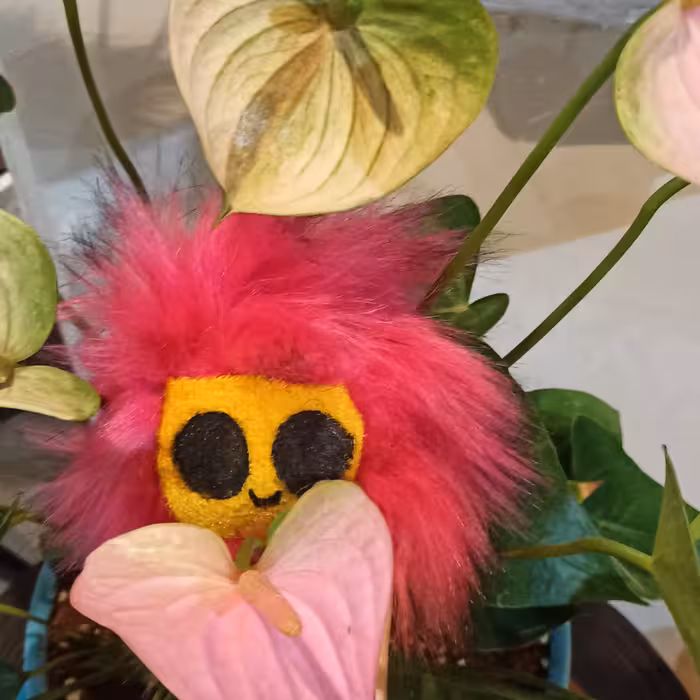 عروسک .عروسک دست ساز مکعبی در سایز کوچک و رنگ قرمز و مخمل زرد ( مدل گل ) 