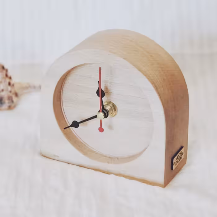 ساعت چوبی رومیزی دستساز با موتور آرام گرد