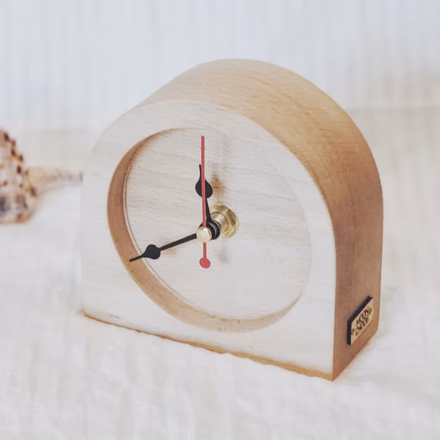 ساعت چوبی رومیزی دستساز با موتور آرام گرد