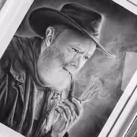 تابلوی نقاشی سیاه قلم هایپر رئال طرح پیر مرد فروشی بهمراه قاب و شیشه