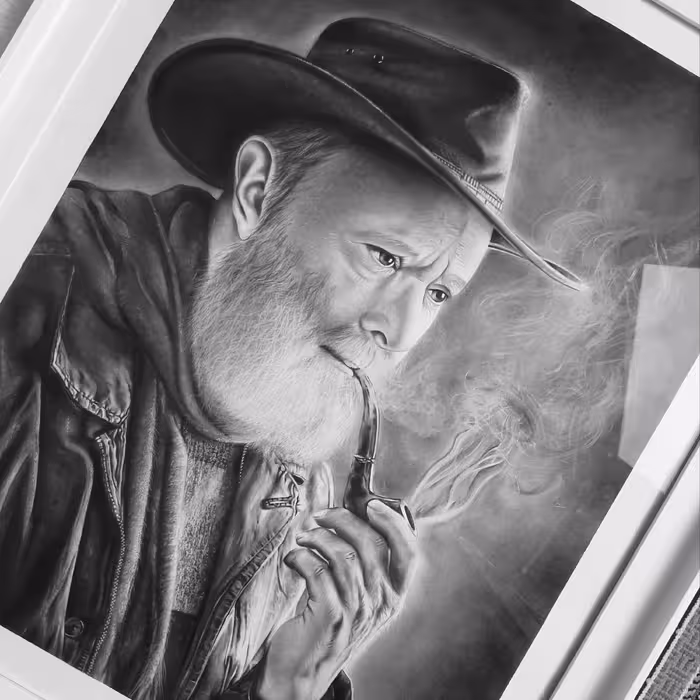 تابلوی نقاشی سیاه قلم هایپر رئال طرح پیر مرد فروشی بهمراه قاب و شیشه