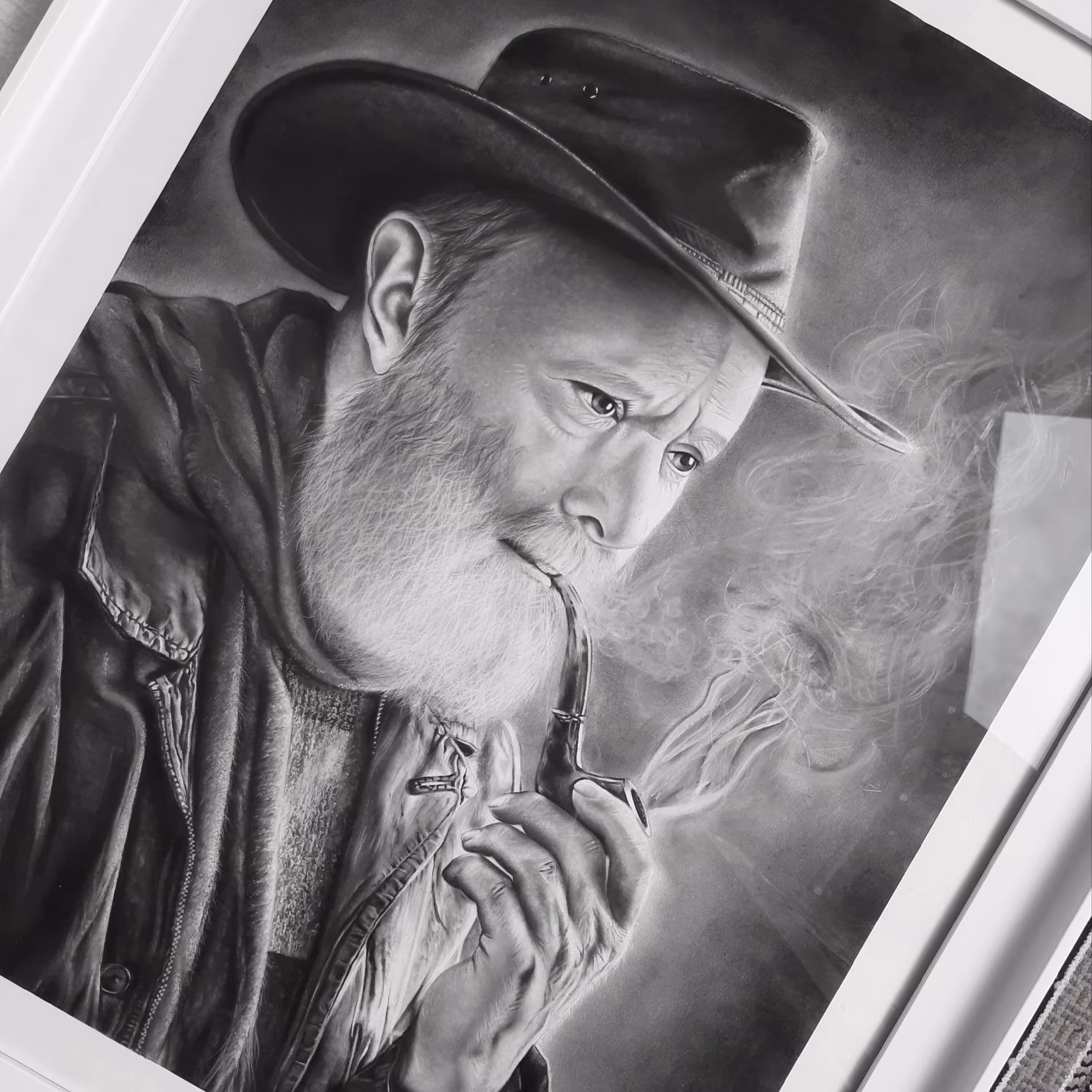 تابلوی نقاشی سیاه قلم هایپر رئال طرح پیر مرد فروشی بهمراه قاب و شیشه