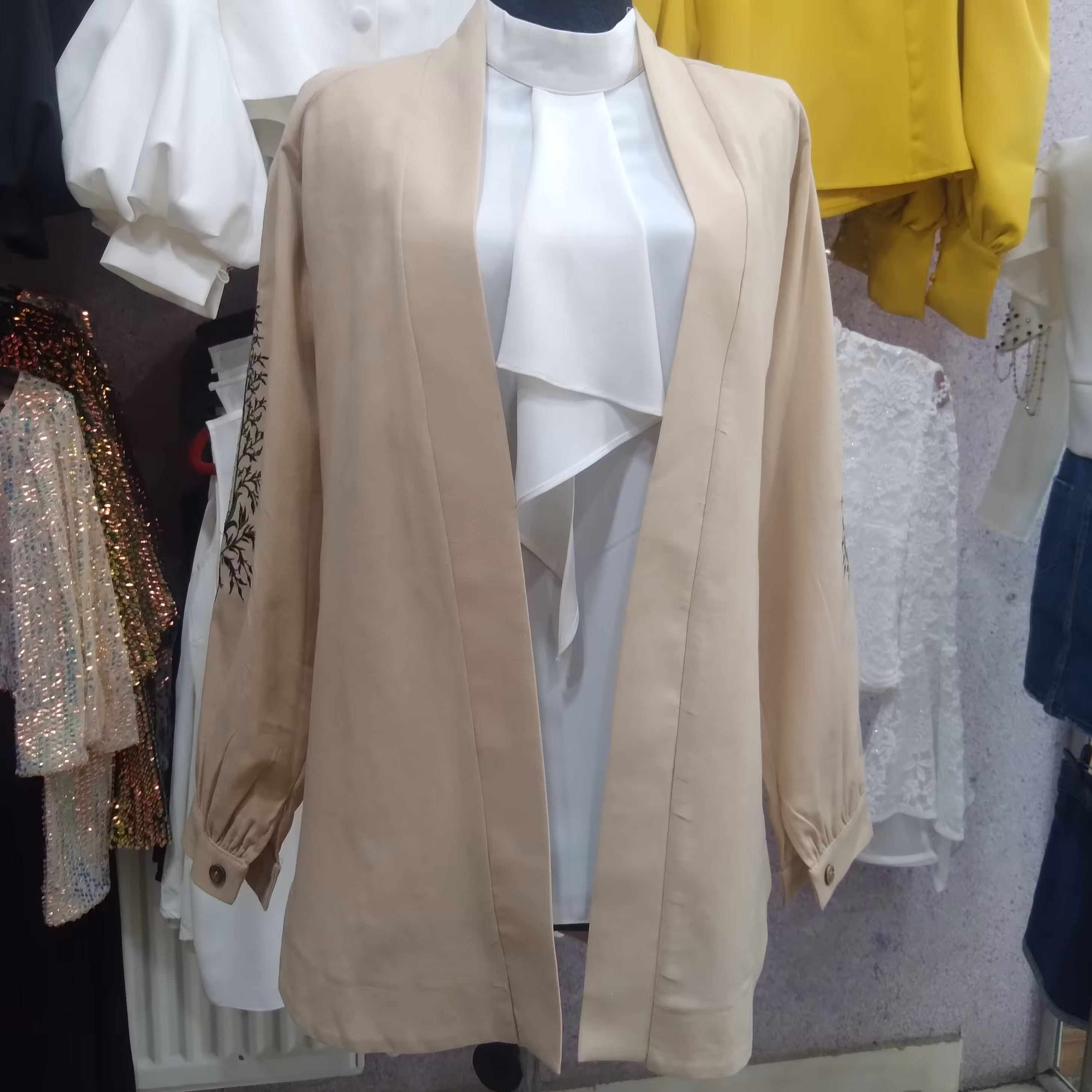 مانتولنین گلدوزی شده جلو بازدر3رنگ شفید مشکی کرم دوسایزه مناسب تاسایز 48
