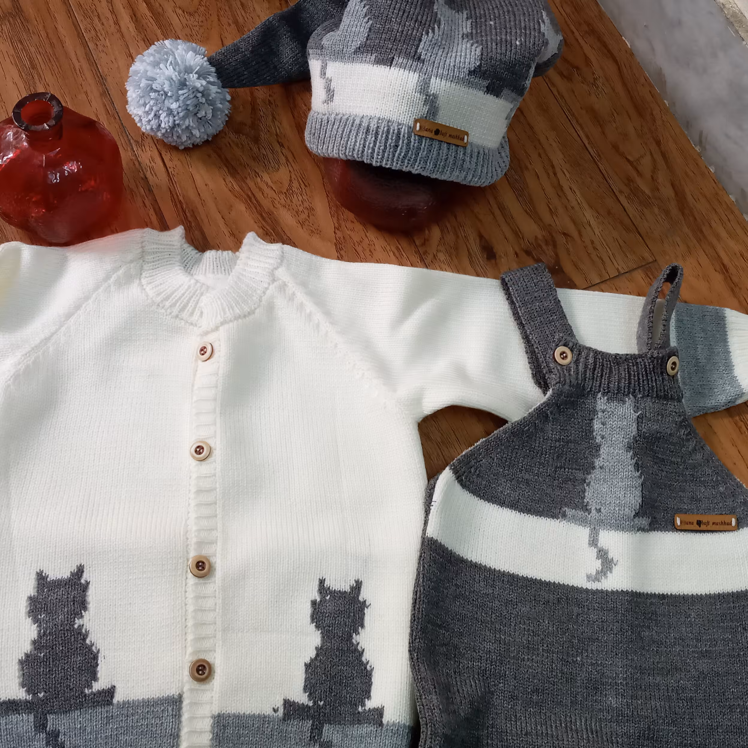 پوشاک سه تکه کت و شلوار پیش و بندی و کلاه مناسب بچه تا یک سالگی