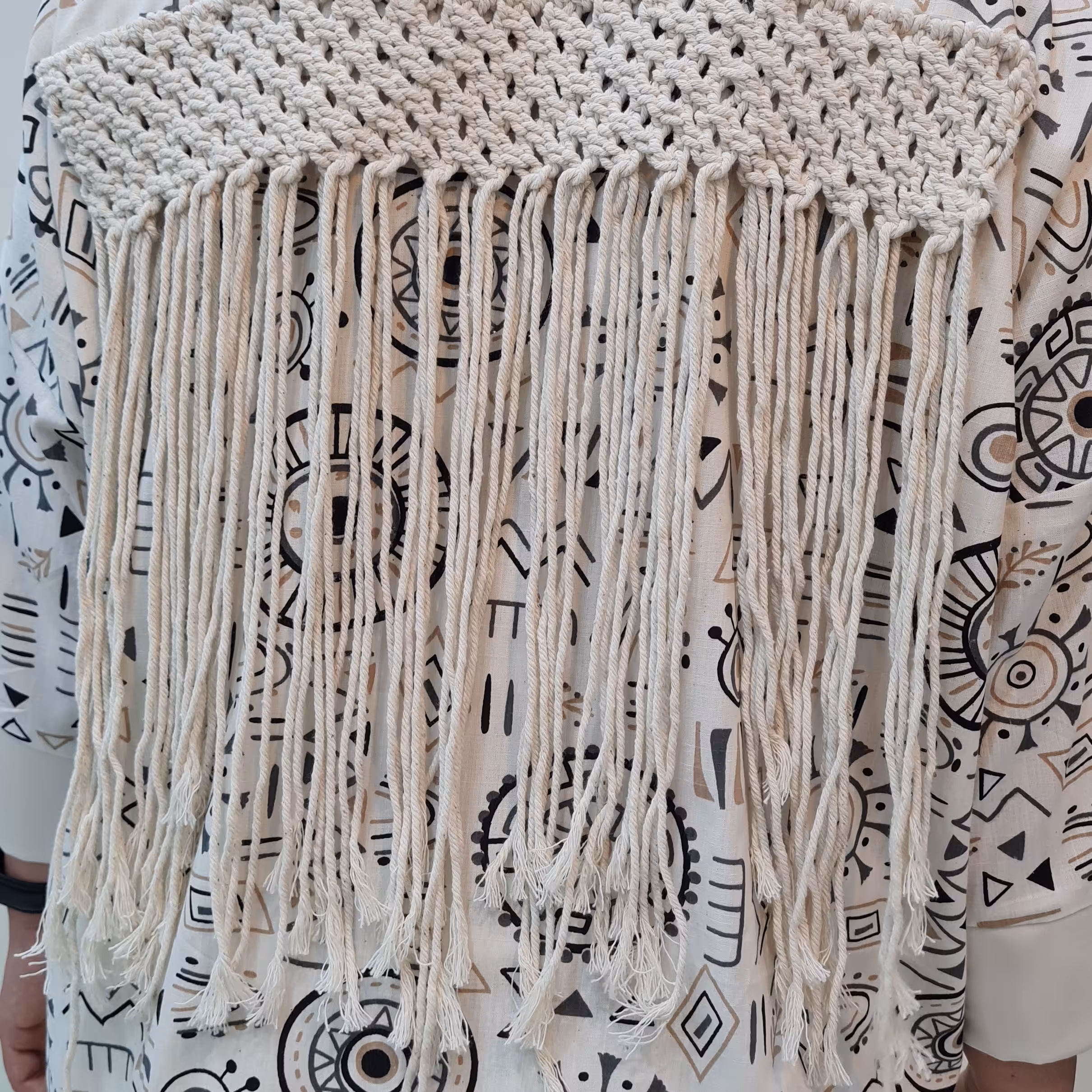 مانتو لینن دکمه دار خرج کار  دور تا دور  نوار ریش ریش دوزی شده