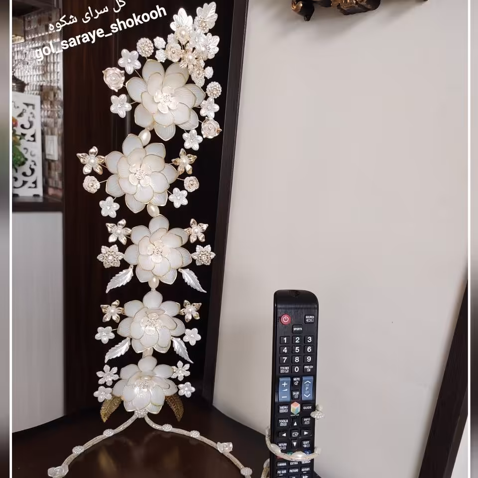 جاکنترلی زیبا و شیک، با گلبرگ های نیلوفر رنگ صدفی_لب طلایی.