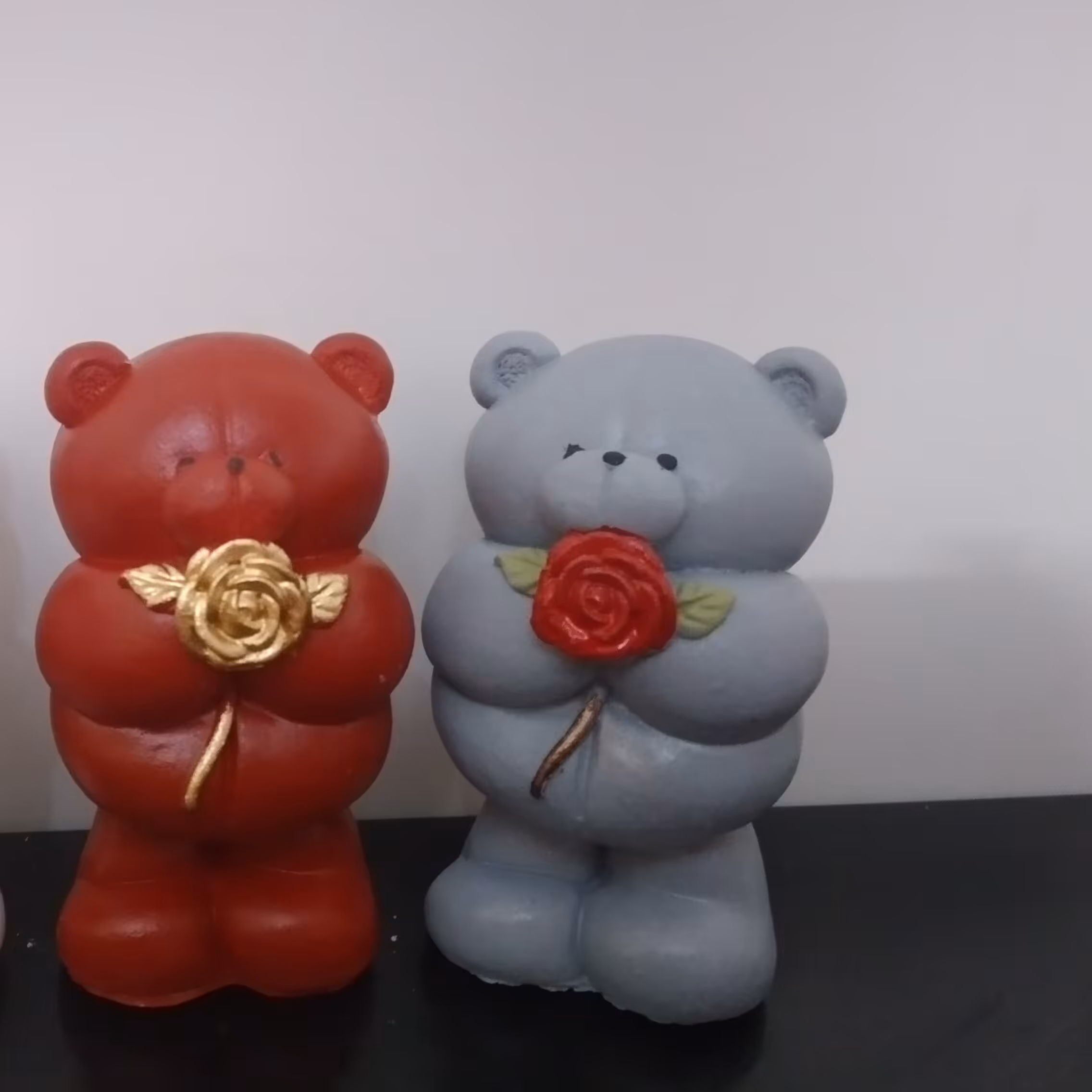 مجسمه خرس گل به دست