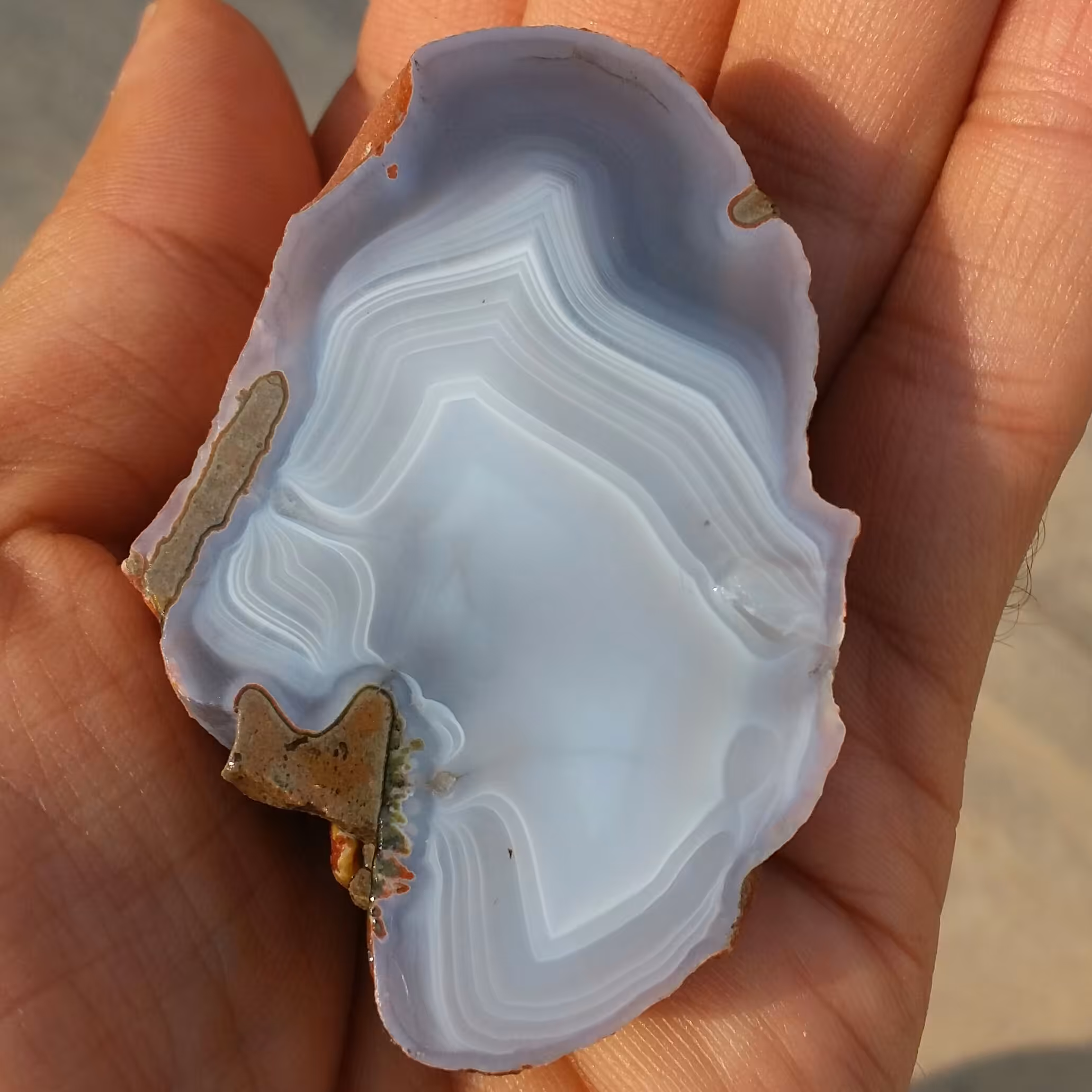 اسلایس سنگ راف عقیق سلیمانی 3بعدی خارق العاده شاهکار خلقت کاملا طبیعی
با قابلیت ساخت چند نگین دیدنیی تابلو نقاشی طبیعی