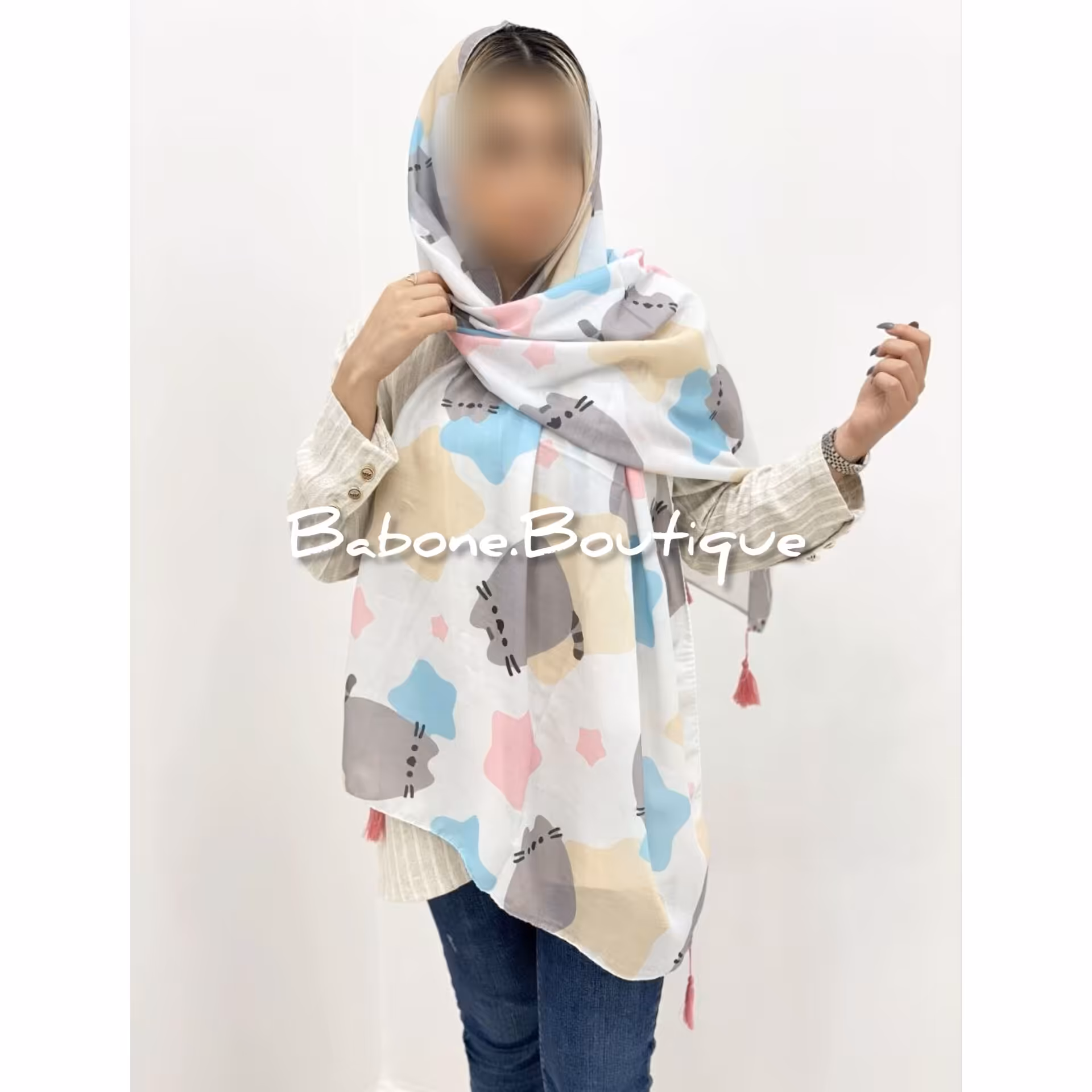 شال نخی اسلپ منگوله دار طرح فانتزی گربه و ستاره زمینه سفید با ترکیب رنگ کرم زرد صورتی آبی