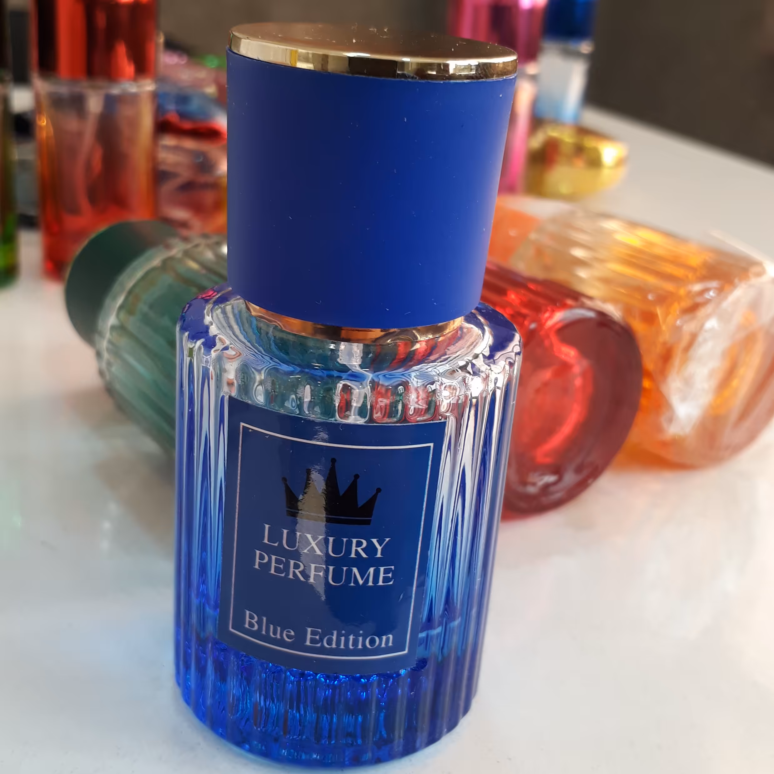 عطر  کرید اونتوس  23  گرم  خالص  به علاوه  شیشه فانتزی لوکس  و بمقدار  لازم  مشتقات  عطری برای  پاف و  پخش بوی بهتر