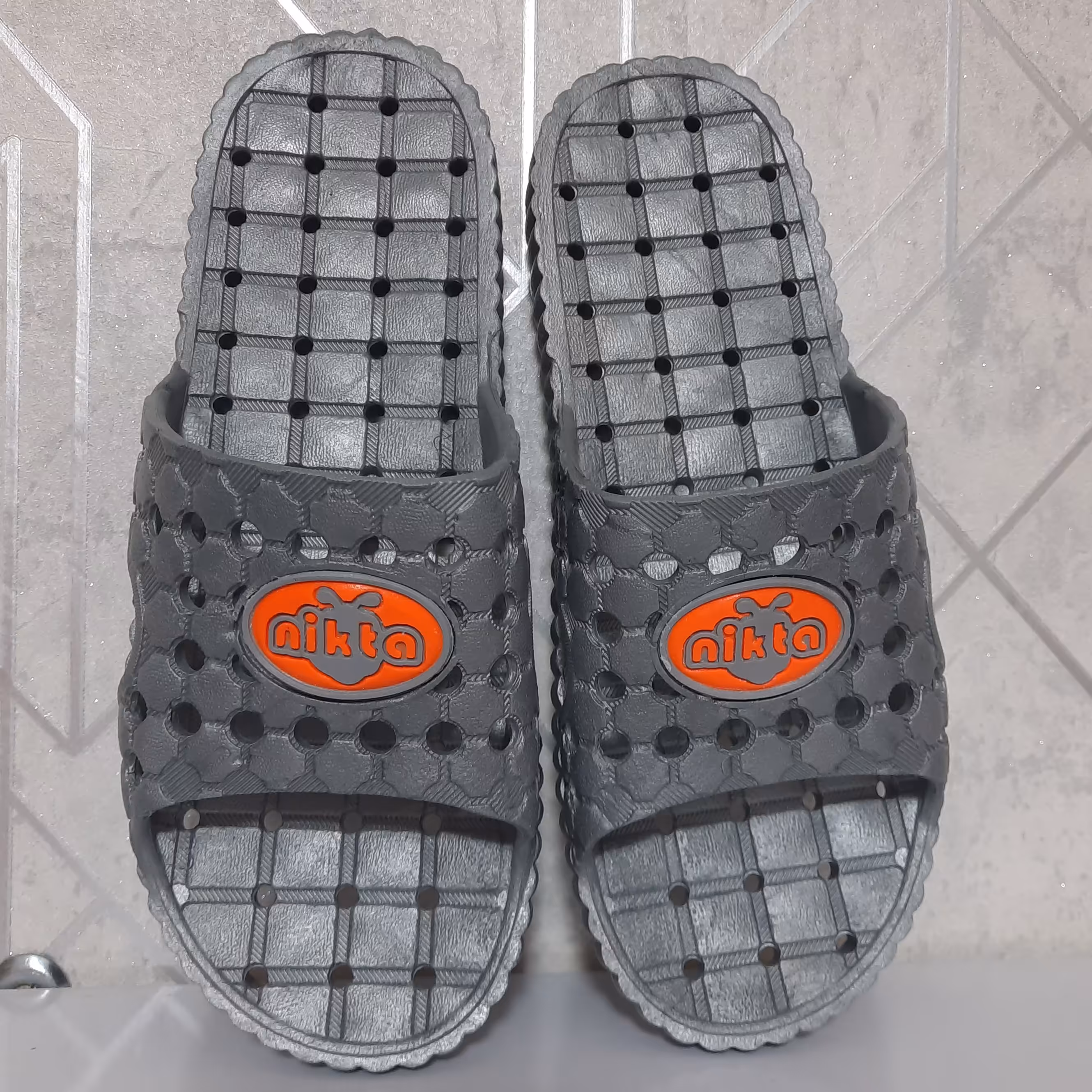 دمپایی استخری حمامی مردانه رنگ طوسی نیکتا