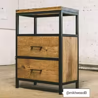 کنار تختی چوبی در ابعاد ارتفاع 70سانتیمتر عرض 30 سانت و طول 40سانتیمتر 