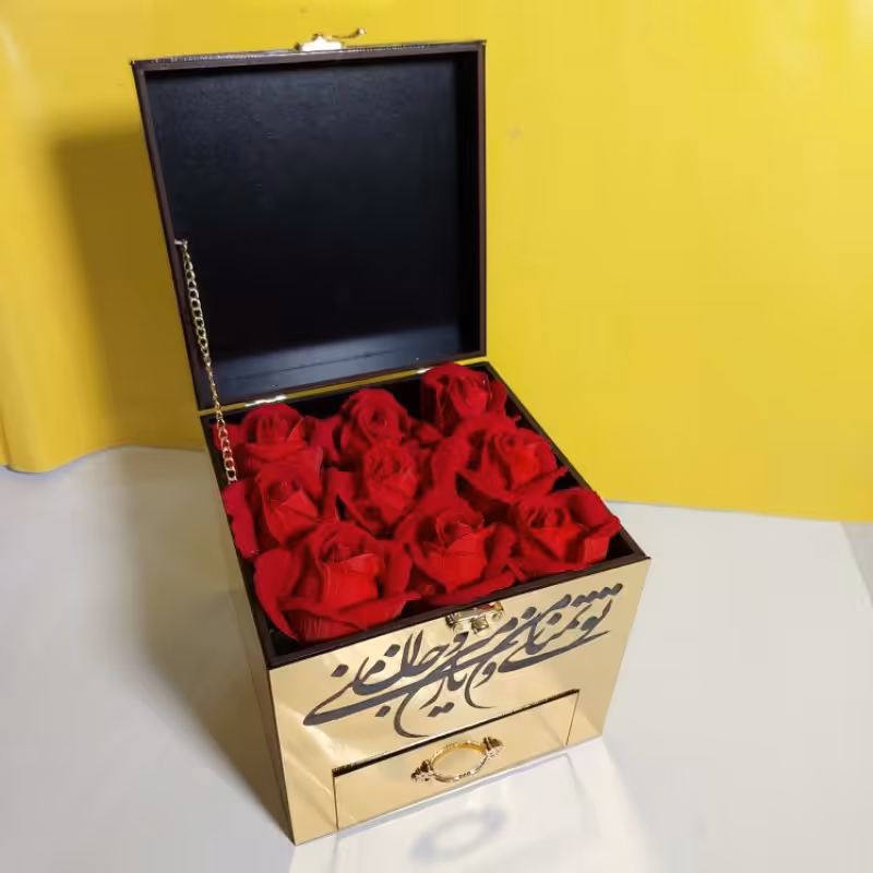 باکس هدیه طلایی با 9شاخه گل رز، دارای کشو جهت قرار دادن هدیه