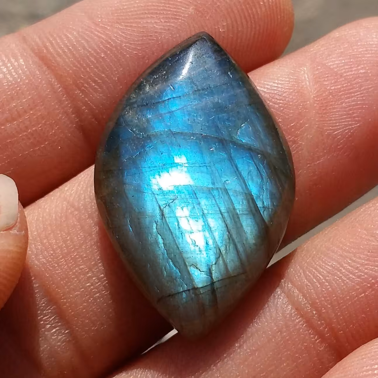 نگین لابرادوریت وارداتی از کشور لابرادور کانادا با تلالوئی بی نظیر و چشم نواز کد 10148