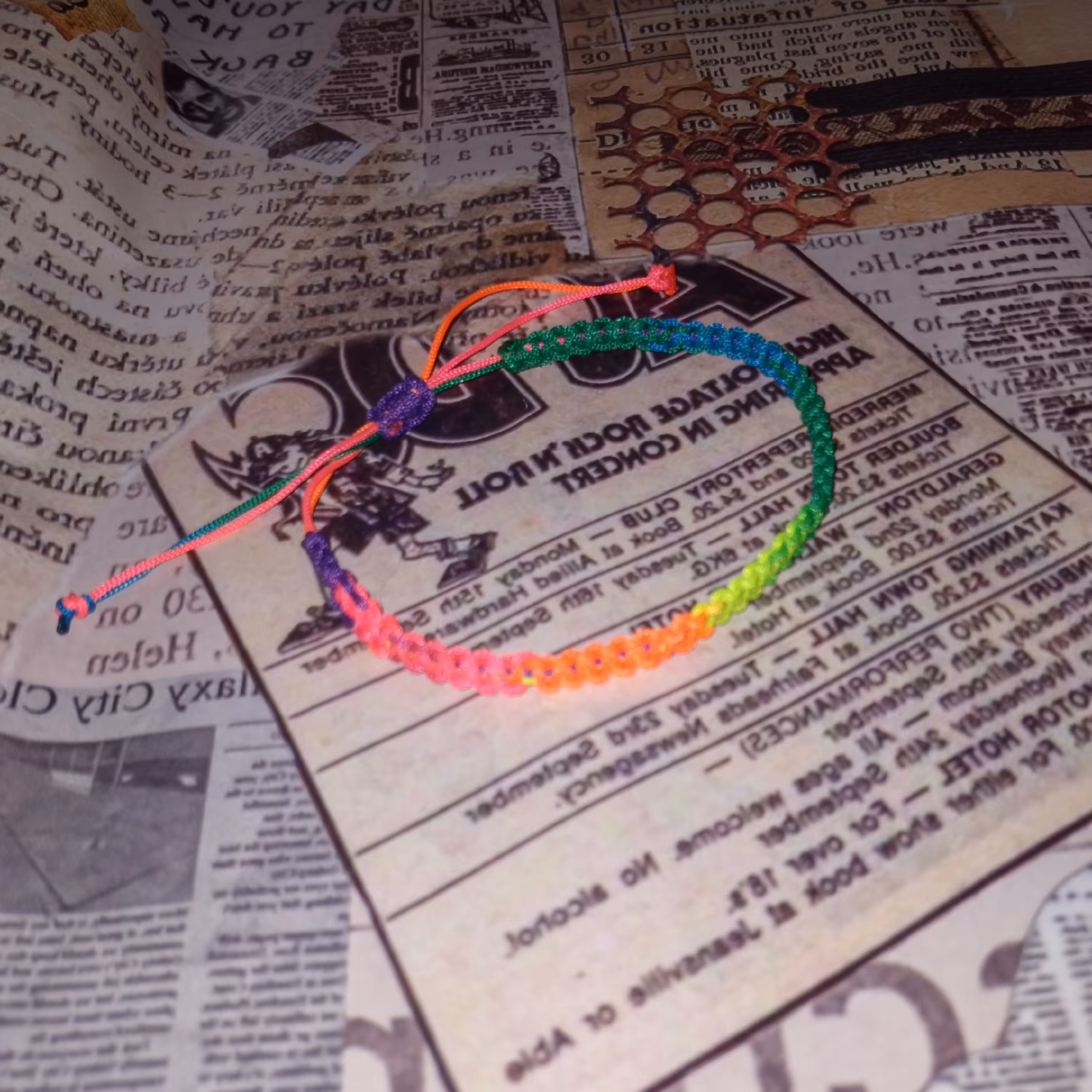 دستبند کاملا بافت رنگی و شیک.