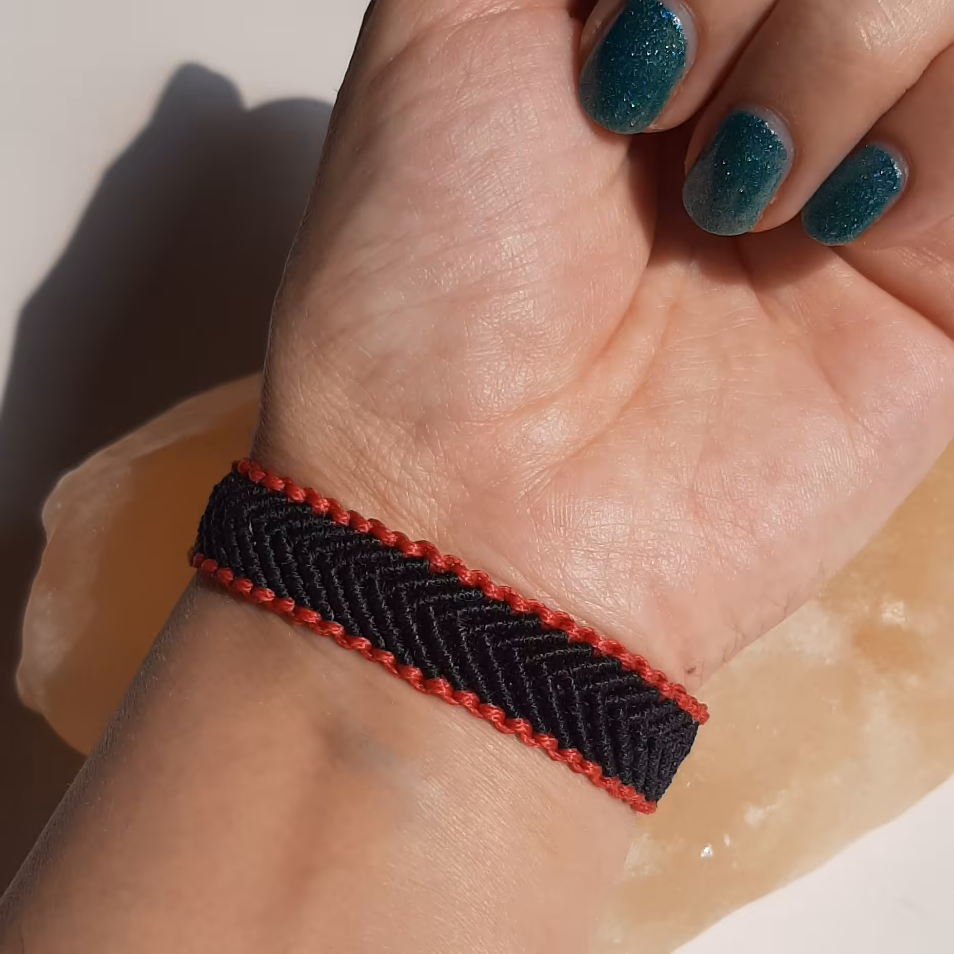 دستبند میکرومکرومه دانا بافت جناقی حاشیه دار 