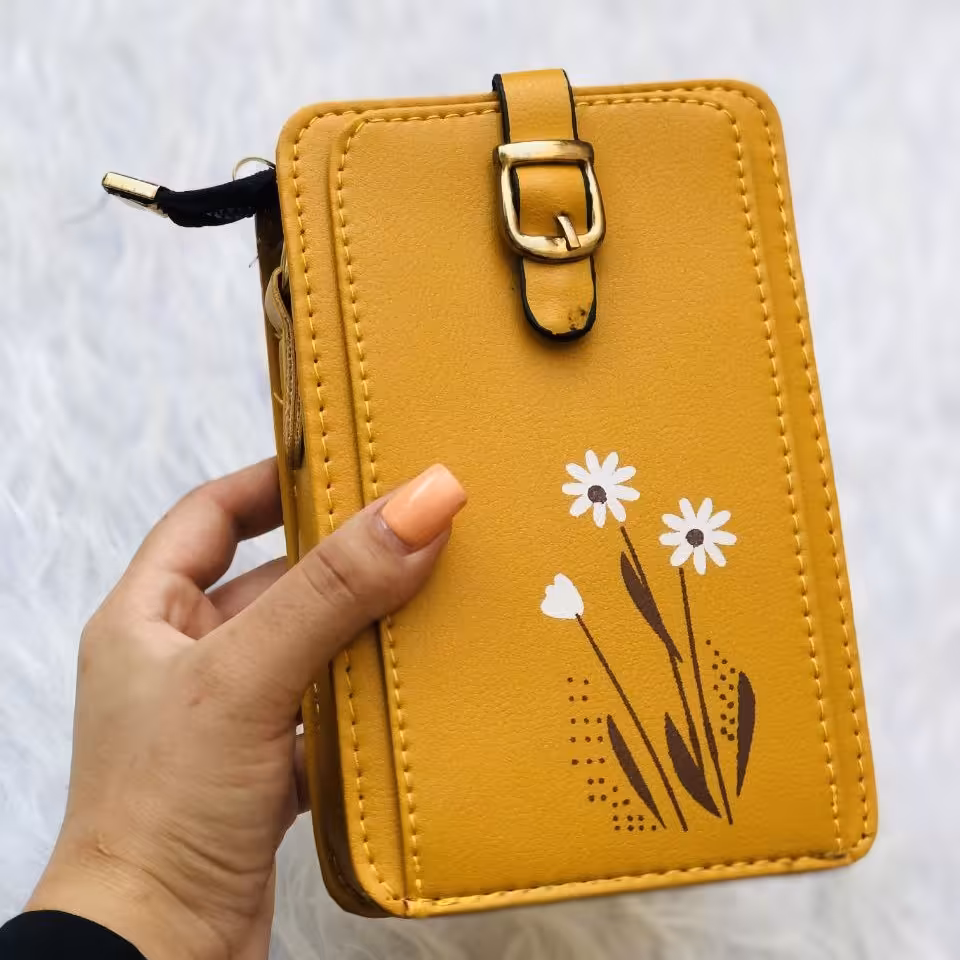 کیف مدل بابونه چاپی پاسپورتی قفل دار مدل عمودی دارای بند دوشی رنگ خردلی و مشکی